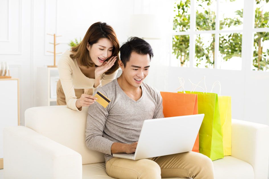 man at woman on laptop at home